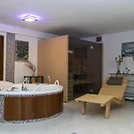 Con Piscina - *