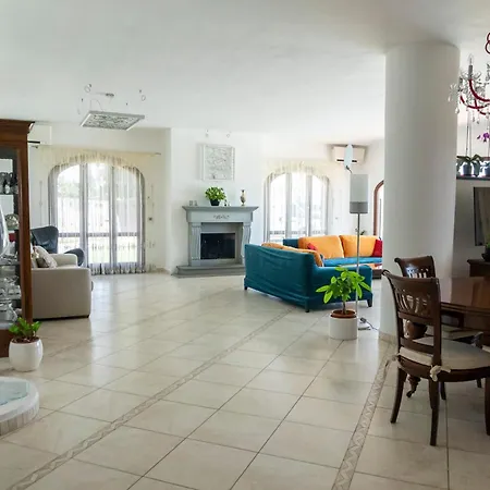Villa Con Piscina - *