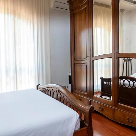 Villa Con Piscina - *