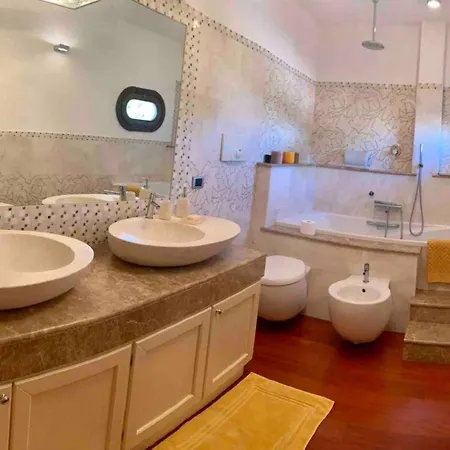 Villa Con Piscina - *