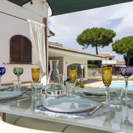 Villa Con Piscina - *