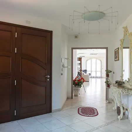 Con Piscina - Villa