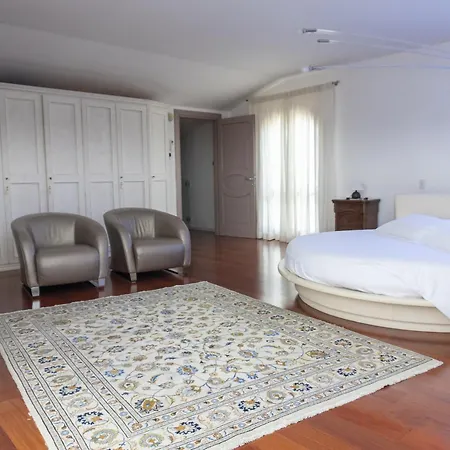 Villa Con Piscina - *