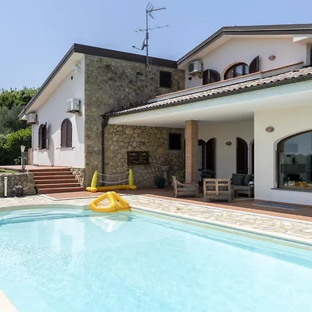 Con Piscina - Villa